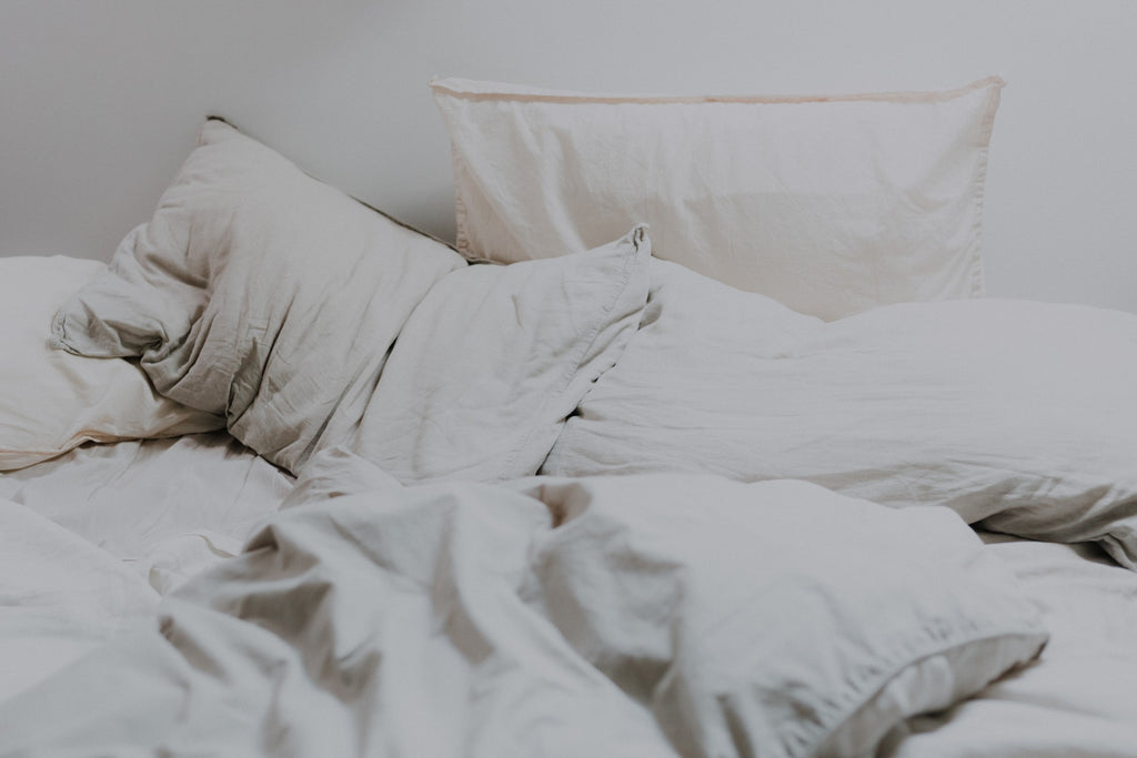 枕を長く使うためのポイントは？素材別の寿命や耐久性のある枕の選び方などを紹介