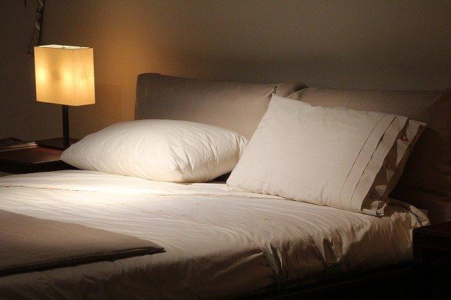 枕の正しい位置を知って安眠を￨枕の高さや頭の置き方から枕の向き・頭を置く方角まで紹介